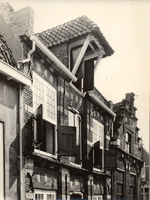 F000560 Bovenste gedeelte van de 16e eeuwse voorgevels van de twee pakhuizen aan de Burgwalstraat nr. 6 (rechts) en nr. ...