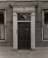 F000545 De voordeur van Burgwal nr. 57, op het bordje naast de deur: Bestelkantoor Kamper Steenkolenhandel Lijs en ...