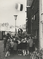 F000539-2 Kinderen hebben zich verzameld voor het gebouw van de Nutsspaarbank aan de Burgwal nr. 43 ter gelegenheid van ...