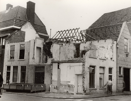 F000540 Afbraak van het woonhuis met pothuisje op de hoek Geerstraat/Burgwal ten behoeve van uitbreiding voor de ...