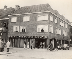 F000541 Nieuwbouw van de Bondsspaarbank op de hoek Burgwal nr. 4 en de Geerstraat. De opening vond plaats in oktober 1971.