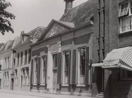 F000542 Oud patriciërshuis aan de Burgwal nr. 50, één der gebouwen van de Verenigde Gasthuizen heeft rond de ...