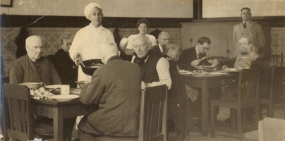 F000531 Bewoners en personeel in de eetzaal van het hoofdgebouw der Gast- en Proveniershuizen aan de Bovennieuwstraat.