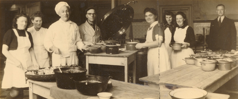 F000530 Personeel in de keuken van het hoofdgebouw van de Gast- en Proveniershuizen aan de Bovennieuwstraat.