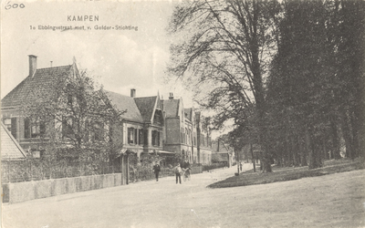 F000600 De 1e Ebbingestraat met de Van Gelderstichting, bejaardenhuis voor gereformeerden.