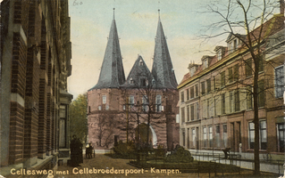 F000610 De Cellebroedersweg met zicht op de Cellebroederspoort. Kampen heeft drie mooie poorten gaaf behouden, de ...