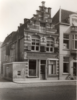 F000262 Hoekhuis met 17e eeuwse trapgevel, aan weerszijde boven de ramen van de beganegrond twee gebeeldhouwde koppen, ...