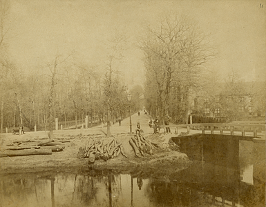 F003377 Burgemeester van Engelenweg, op de voorgrond het zgn Kikkergat, de brug rechts geeft toegang naar de Trekvaart.