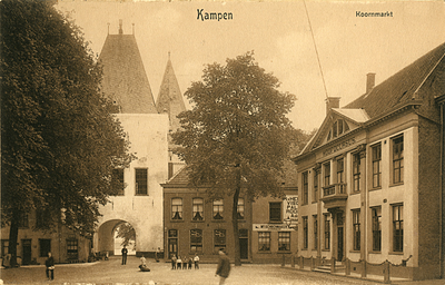 F000999 De Koornmarkt met de witte Koornmarktspoort en aan de rechterzijde de Hoofdcursus, een gebouw dat vele jaren ...