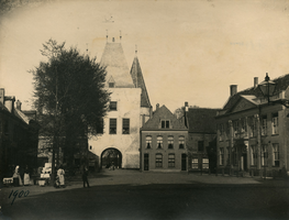F000995 Koornmarkt (1334) met Koornmarktspoort (1377) en rechts het gebouw van de Hoofdcursus, voor de bouw van de ...