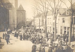 F000997 De Koornmarkt omstreeks 1900 tijdens een marktdag, op de achtergrond de St. Nicolaas- of Bovenkerk.