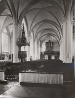 F000983 Interieur van de middenbeuk in de Onze Lieve Vrouwe- of Buitenkerk, links de preekstoel en achterin de kerk het ...