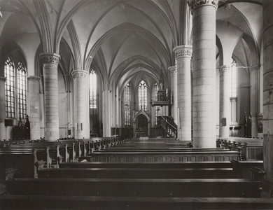 F000984 Interieur van de middenbeuk in de Onze Lieve Vrouwe- of Buitenkerk.