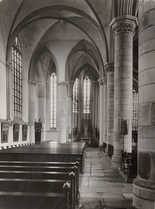 F000985 Interieur van de zuidbeuk in de Onze Lieve Vrouwe- of Buitenkerk.