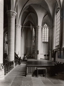 F000986 Interieur van de noordbeuk in de Onze Lieve Vrouwe- of Buitenkerk.