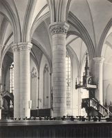 F000949 Interieur van de Onze Lieve Vrouwe- of Buitenkerk met de preekstoel, een 8-hoekige zandstenen poot met ...