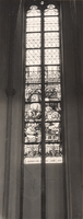 F000960 Gebrandschilderd raam in de Maria-abside in de Onze Lieve Vrouwe- of Buitenkerk, voorstellend de geboorte van Maria.