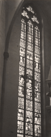 F000957 Gebrandschilderd raam in het priesterkoor van de Onze Lieve Vrouwe- of Buitenkerk: links van het altaar, ...