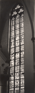 F000958 Gebrandschilderd raam in het priesterkoor van de Onze Lieve Vrouwe- of Buitenkerk: rechts van het altaar, ...