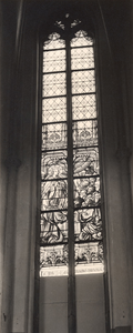 F000959 Gebrandschilderd raam in de Maria-abside in de Onze Lieve Vrouwe- of Buitenkerk, voorstellend de ten ...