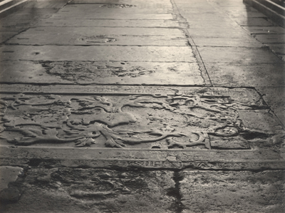 F000963 Grafsteen van de familie Bronckhorst in de noordbeuk van de Onze Lieve Vrouwe- of Buitenkerk.