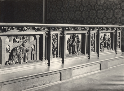 F000965 Communiebank met drie panelen in de Onze Lieve Vrouwe- of Buitenkerk, de voorstellingen van de panelen is ...