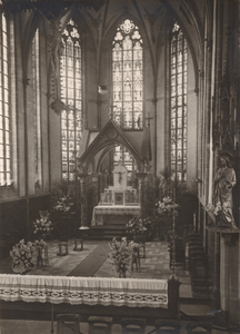 F000944 Interieur van het priesterkoor in de Onze Lieve Vrouwe- of Buitenkerk, rechts een beeld van St. Jozef en op de ...