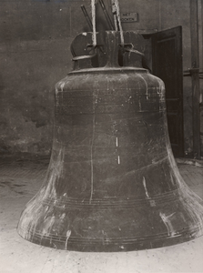 F000936 Mariaklok uit de R.K. Onze Lieve Vrouwe- of Buitenkerk. Petit en Fritsen, klok van 1815 kg, ijzeren ...