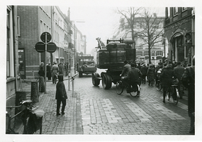 F006205 Transport van de brandkast van de Sociale Dienst der gemeente Kampen van de Buiten Nieuwstraat naar de nieuwe ...