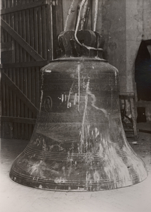 F000935 Mariaklok uit de R.K. Onze Lieve Vrouwe- of Buitenkerk. Petit en Fritsen, klok van 1815 kg, ijzeren ...