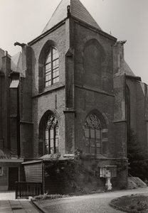 F000932 De achterzijde van de Buitenkerk dat grenst aan de kloostertuin van de Zusters van Liefde uit Tilburg.