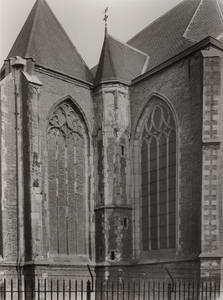 F000931 Detail van twee muren met ramen aan de schoolplein zijde van Onze Lieve Vrouwe- of Buitenkerk.