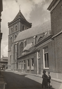 F000927 De Buitenkerk aan de Buiten Nieuwstraat nr. 101, nr. 99 en nr. 97, deze laatste twee zijn de kosters woning, en ...