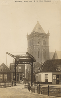 F000917 De Kalverhekkenbrug en in het verlengde de Kerkstraat met de toren van de Buitenkerk, aan weerszijden van de ...
