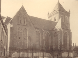 F000922 Onze Lieve Vrouwe- of Buitenkerk met de ingang aan het kerkplein. De kerk is een hallenkerk, en in deze vorm ...