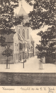 F000924 De Buiten Nieuwstraat met de toren van de Buitenkerk, op de voorgrond de Hagenkade.