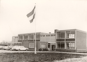 F000906 De Dr. Schaepmanschool aan de Jan Ligthartstraat nr. 9 ten tijde van de opening in 1966 en is een afsplitsing ...