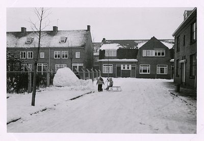 F006122 Spelende kinderen in de Irenestraat.