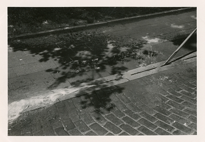 F006123 Het doorspuiten van de straatkolken door de kolkenzuiger van de Plantsoen- en reinigingsdienst der gemeente Kampen.