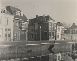 F000428 De Burgwal, de steeg temidden van de woningen geeft toegang naar de Schapensteeg, rechts de muur die de tuin ...