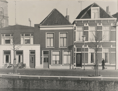 F000431 Drietal woonhuizen aan de Burgwal met de nrs. 119-121.