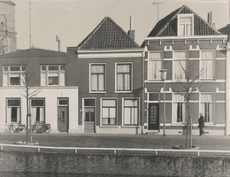F000431 Drietal woonhuizen aan de Burgwal met de nrs. 119-121.