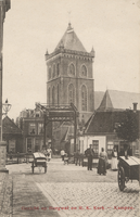 F000434 De Kalverhekkenbrug met zicht op de achterliggende Kerkstraat en toren van de O.L. Vrouwe- of Buitenkerk, aan ...