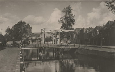F000435 De Meeuwenbrug, links de Vloeddijk, rechts de Burgwal met tal van woningen, achter het hefgedeelte van de brug ...