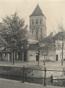 F000437 Hoek Hagenkade/Burgwal met zicht op een aantal woningen en de toren van de O.L. Vrouwe- of Buitenkerk, op de ...