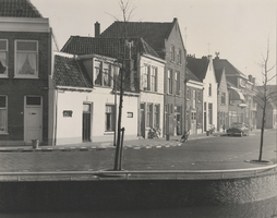 F000438 Hoek Hagenkade met de Burgwal na de restauratie en versmalling van de Burgel die in 1958 begon en in 1967 werd ...