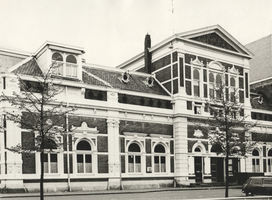 F000439 Voorgevel van de Stadsgehoorzaal aan de Burgwal. Het theater werd geopend in 1891 en is ontworpen door de ...