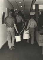 F000442 Een schoonmaakploeg in de weer ter gelegenheid van de opening van de verbouwde Stadsgehoorzaal aan de Burgwal.