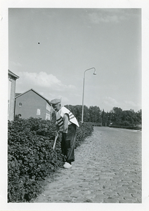 F009298 Uniform van de Plantsoendienst in 1959. Op de achtergrond de Gemeentelijke Nijverheidsschool voor meisjes aan ...
