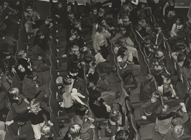 F000458 Kinderen in de zaal bij het poppenkastoptreden ter gelegenheid van de opening van de verbouwde Stadsgehoorzaal.